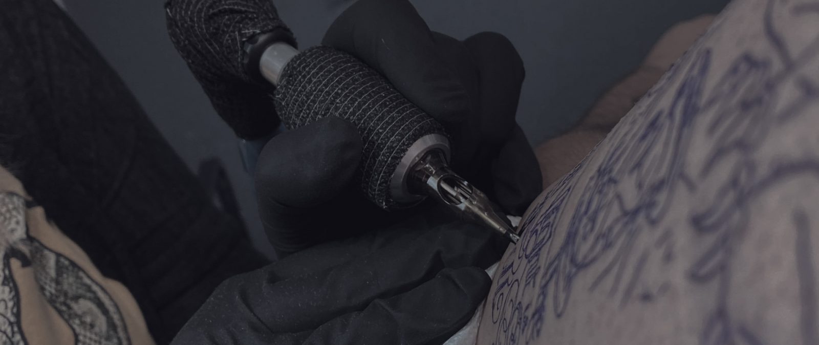 tetoválóművész fekete, tattoo art black