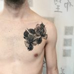 mellkas két fekete rózsa tetoválás, chest with two black roses tattoos