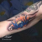 kék narancssárga lótusz virág alkar tetoválás, blue orange lotus flower forearm tattoo