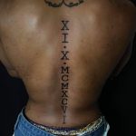 római számok gerinc tetoválás háton, roman numerals spine tattoo on back