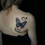 kék pillangó tetoválás lapockán, blue butterfly tattoo on shoulder blade