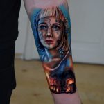 női arc csillagjeggyel színes portré tetoválás alkar, female face with asterisk color portrait tattoo forearm