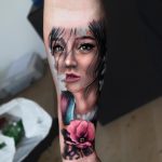 rózsaszín pipacs női arc reál tetoválás kar, pink poppy female face with real tattoo arm