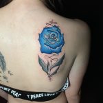 kék rózsa lapocka tetoválás, blue rose shoulder blade tattoo