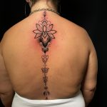 gerincen manadal tetotoválás, manadal tattoo on spine