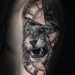 oroszlán óra tetoválás fekte fehér, lion clock tattoo black and white