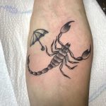 skorpió tetoválás fekete fehér kar Budapest, scorpion tattoo black and white arm Budapest