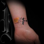 sárga rózsa fekete rózsa tetoválás csuklóra, yellow rose black rose tattoo on wrist