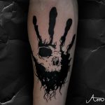 koponya kéz fekete fehér tetoválás Budapest,skull hand black and white tattoo Budapest