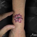 lila színű lótusz színes tetoválás, purple colored lotus color tattoo