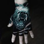 medve fekete fehér szürke kék kézfej realisztikus tetoválás, bear black white gray blue wrist realistic tattoo