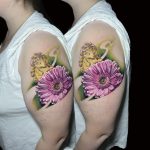 sün gerbera virág állat színes felkar tetoválás Budapest, hedgehog gerbera flower animal colorful upper arm tattoo Budapest