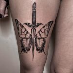 pillangó tőr comb tetoválás Budapest, butterfly dagger thigh tattoo Budapest